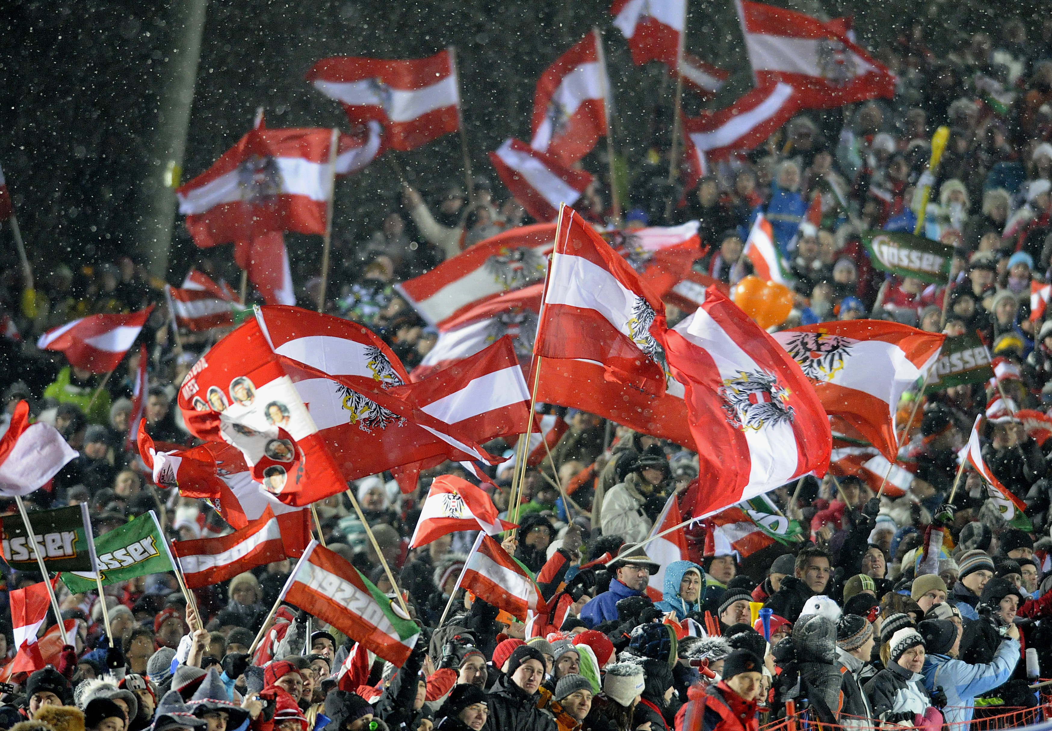 Fans jubeln mit österreichischen Fahnen beim Nachtslalom Flachau