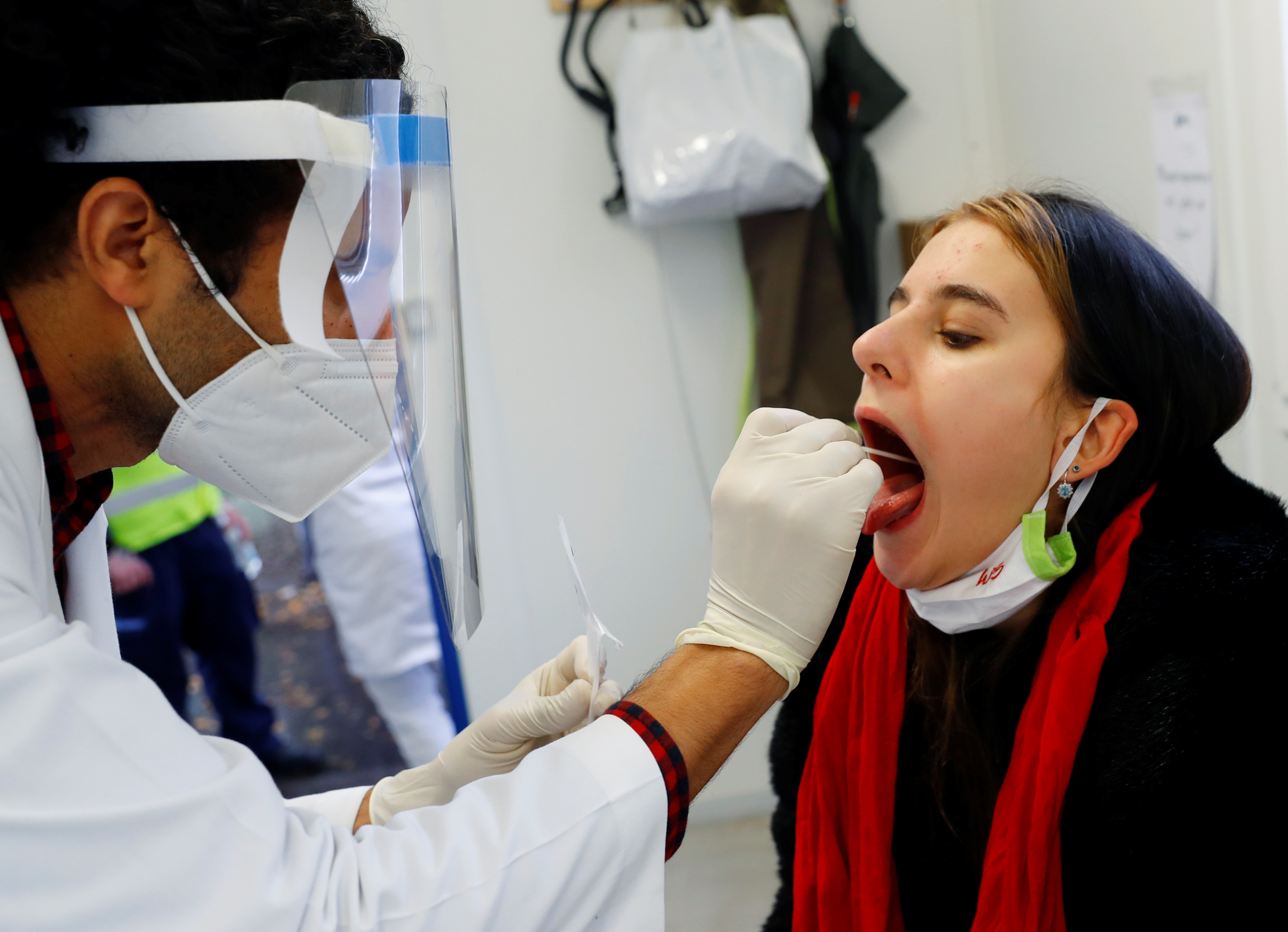 Corona-Test | Credit: LEONHARD FOEGER / REUTERS / picturedesk.com