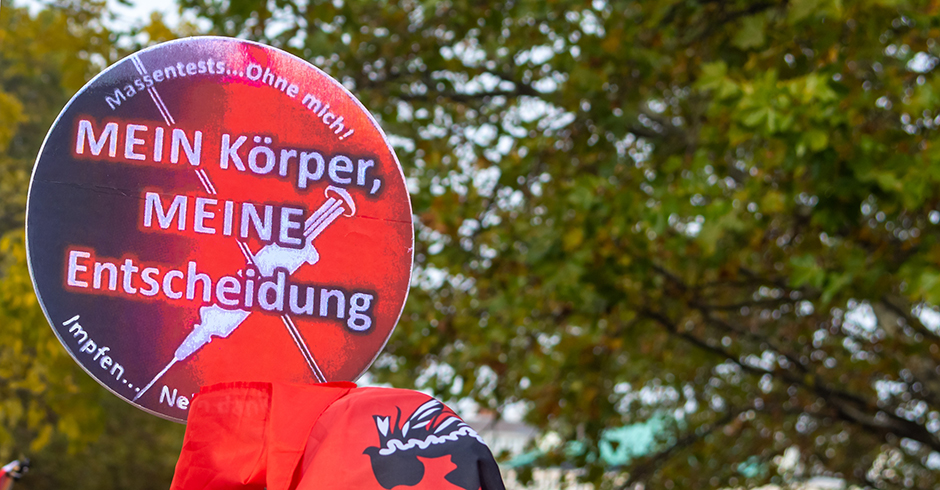 Schild eines Maßnahmen- und Impfgegners auf einer Demonstration