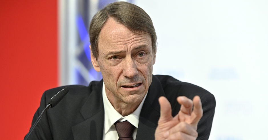 Mediziner Andreas Sönnichsen bei einer Pressekonferenz