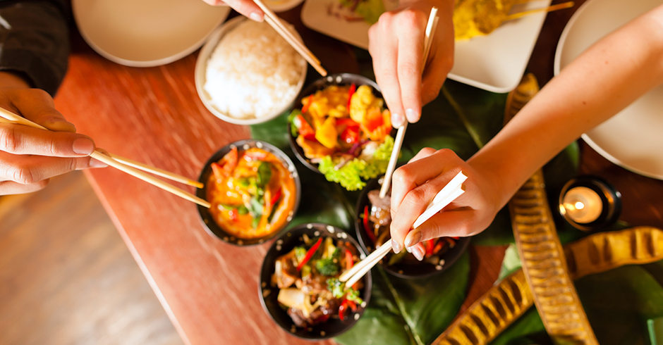 Freunde beim asiatischen Essen | Credit: iStock.com/kzenon