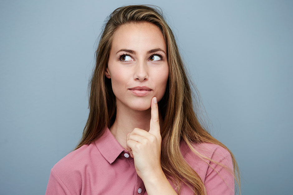 Junge Frau beim Überlegen | Credit: iStock.com/SanneBerg
