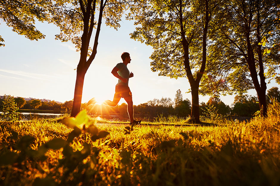 Junger Mann beim Morgenlauf | Credit: iStock.com/BartekSzewczyk