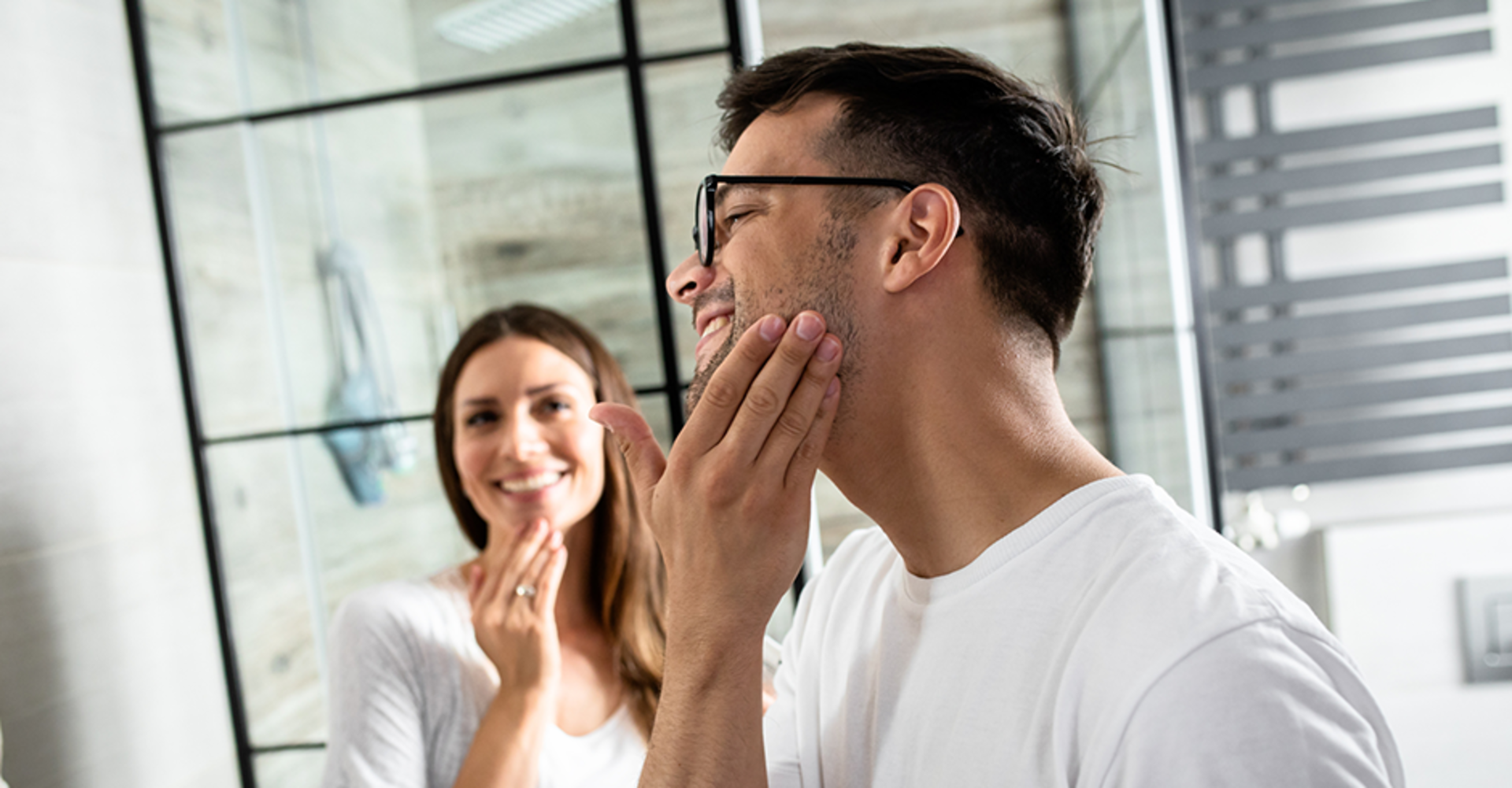 Paar bei der gemeinsamen Hautpflege im Badezimmer | Credit: iStock.com/Zoran Zeremski