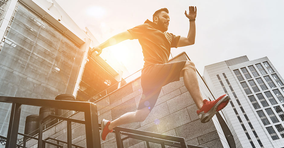 Mann springt voller Motivation die Treppe herab | Credit: iStock.com/g-stockstudio