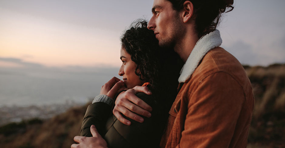 Verliebtes junges Paar genießt den Sonnenuntergang | Credit: iStock.com/jacoblund