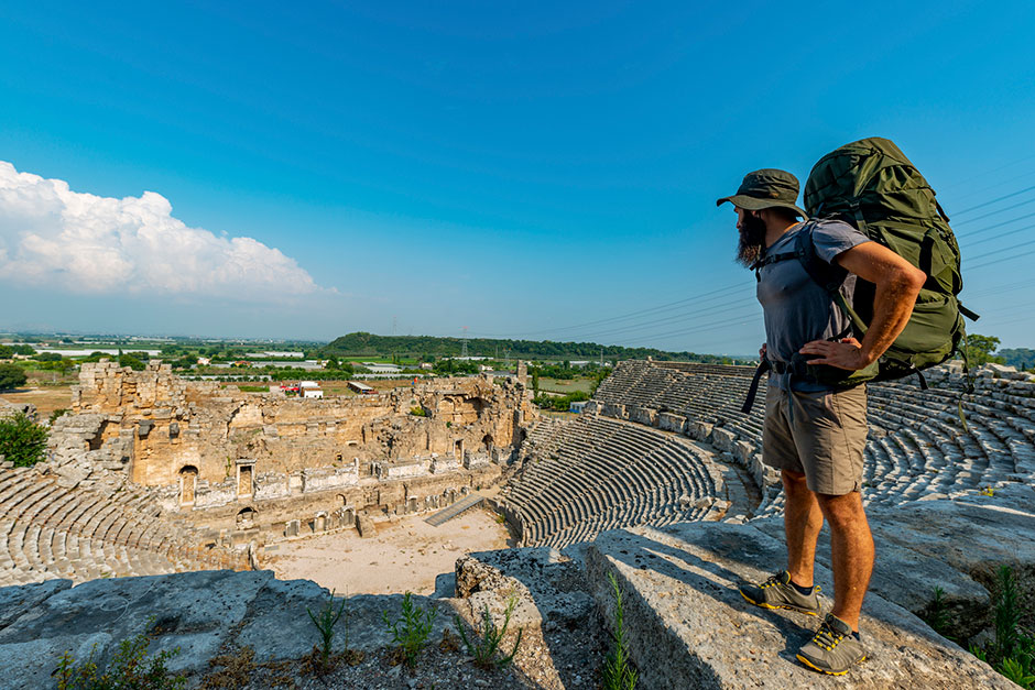 Vollbärtiger Rucksacktourist unterwegs in der Türkei an einem heißen Sommertag | Credit: iStock.com/Ender BAYINDIR