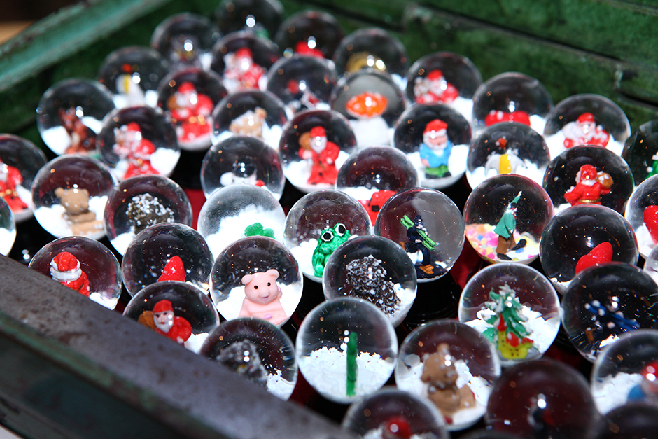 Schneekugeln aus der Original Wiener Schneekugelmanufaktur | Credit: FOLTIN Jindrich / WirtschaftsBlatt / picturedesk.com