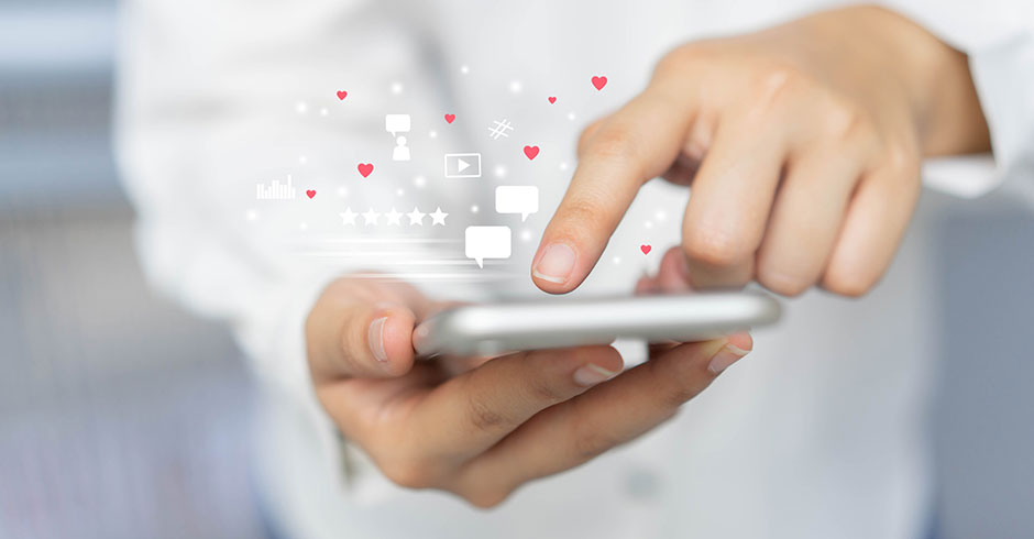 Frau versendet Liebesnachrichten per Smartphone | Credit: iStock.com/Chainarong Prasertthai