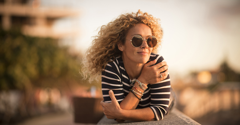 Jugendlich aussehende Frau mit Sonnenbrille | Credit: iStock.com/simonapilolla