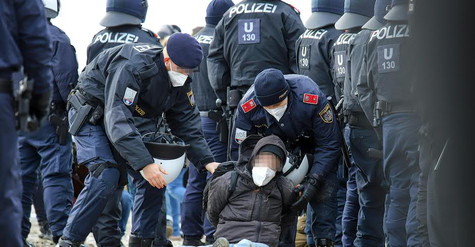 Demonstrant gegen die Stadtstraße wurde festgenommen| Credit: TOBIAS STEINMAURER/APA/picturedesk.com