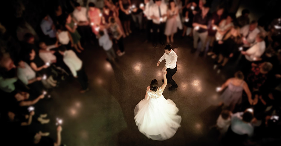 Das Brautpaar tanzt im Kreis der Gäste den ersten Tanz.