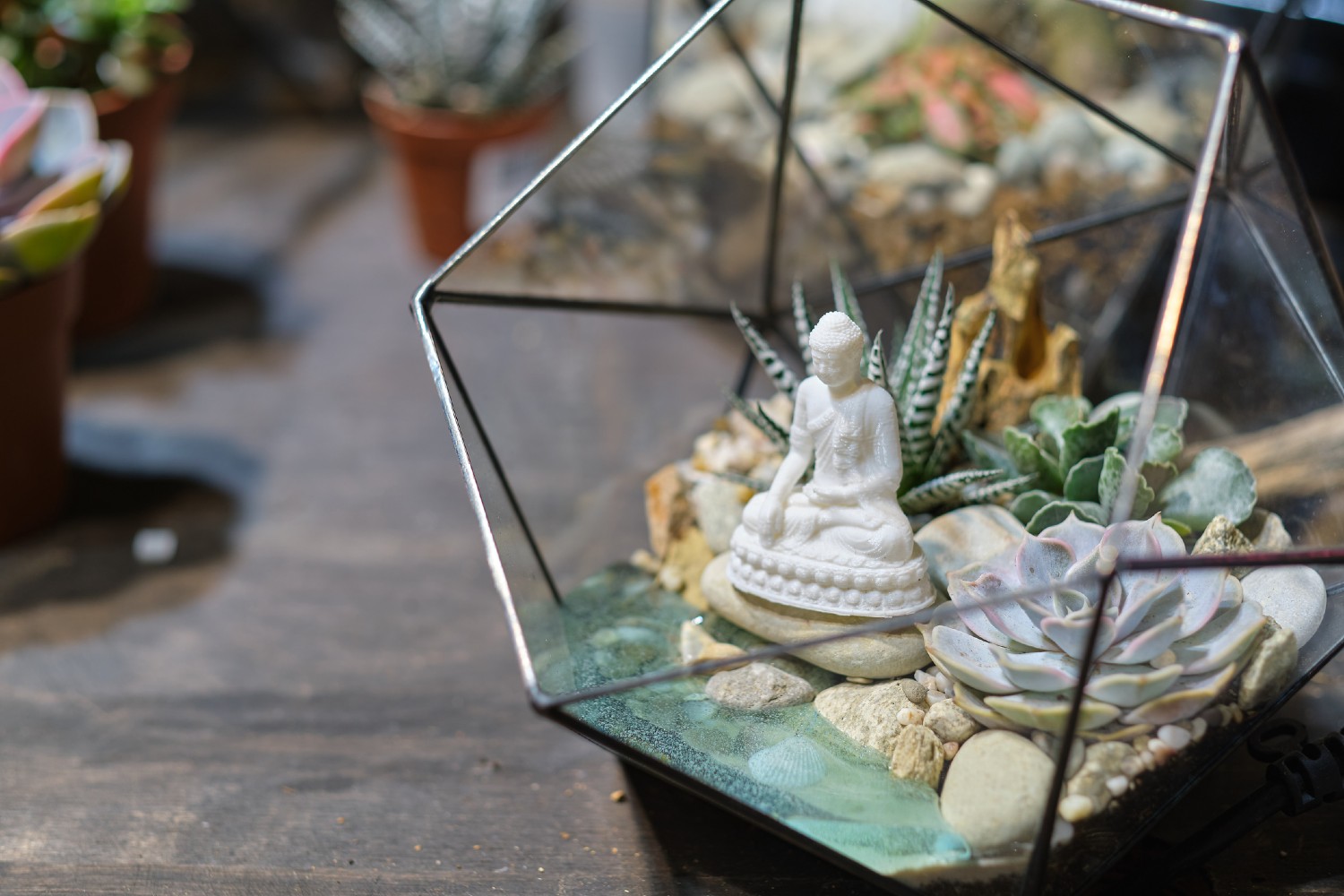 Florarium mit Figur | Credit: iStock.com/yavdat