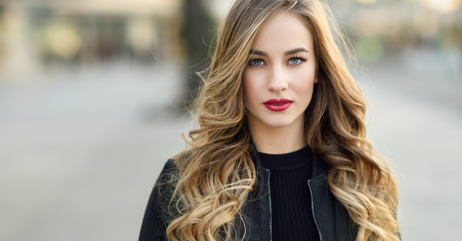 Junge Frau mit überschulterlangen dunkelblonden Haaren