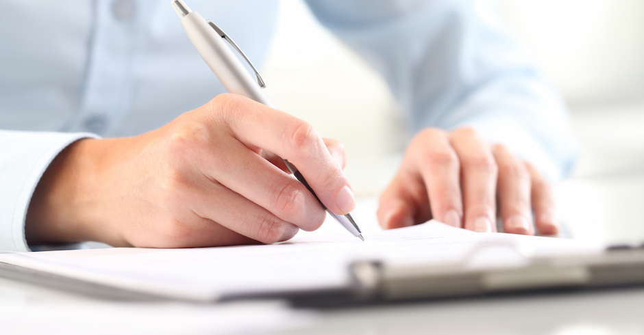 Eine Frau schreibt einer Behörde | Credit: iStock.com/Visivasnc
