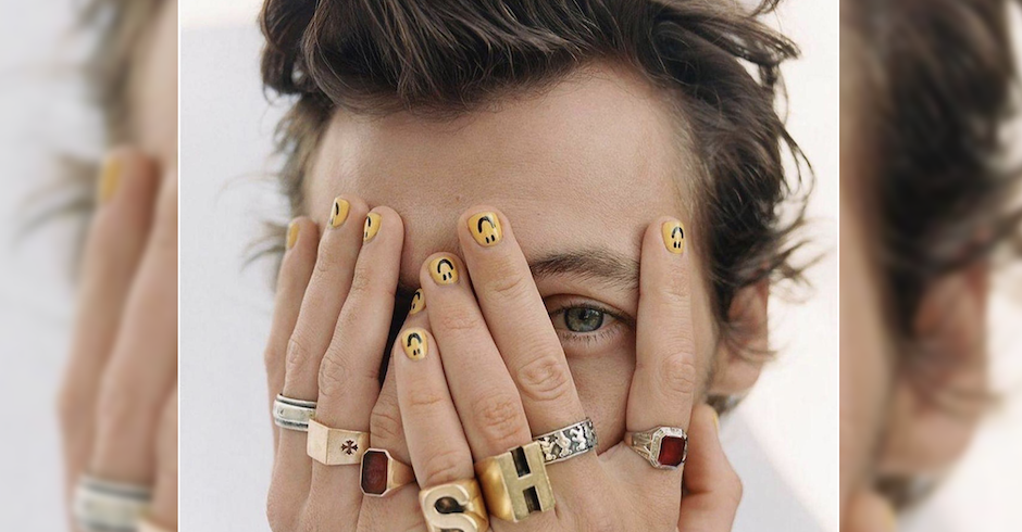 Porträt mit Händen vor dem Gesicht, schaut durch beringte Finger