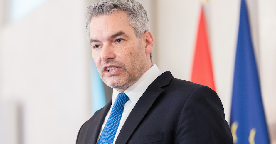 Porträt vor Österreich und EU-Flaggen