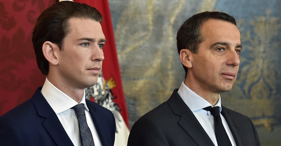 Sebastian Kurz und Christian Kern in der Präsidentschaftskanzlei. Beide tragen Anzug und Krawatte.