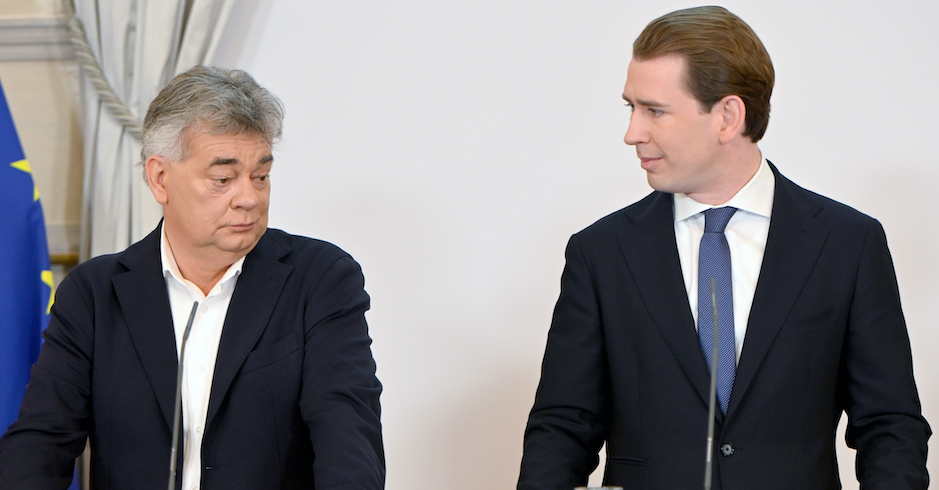 Werner Kogler und Sebastian Kurz nebeneinander bei einer Pressekonferenz.