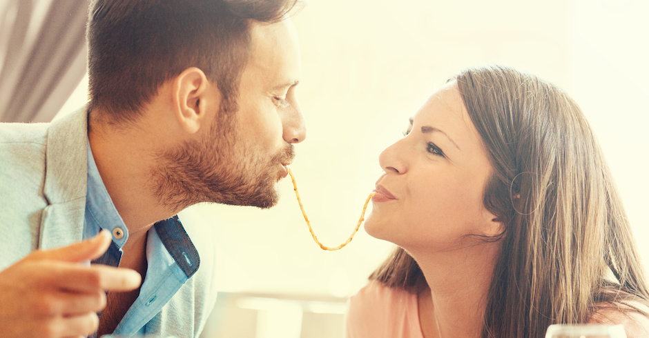 Mann und Frau küssen mit Nudeln | Credit: iStock.com/Dragan Grkic