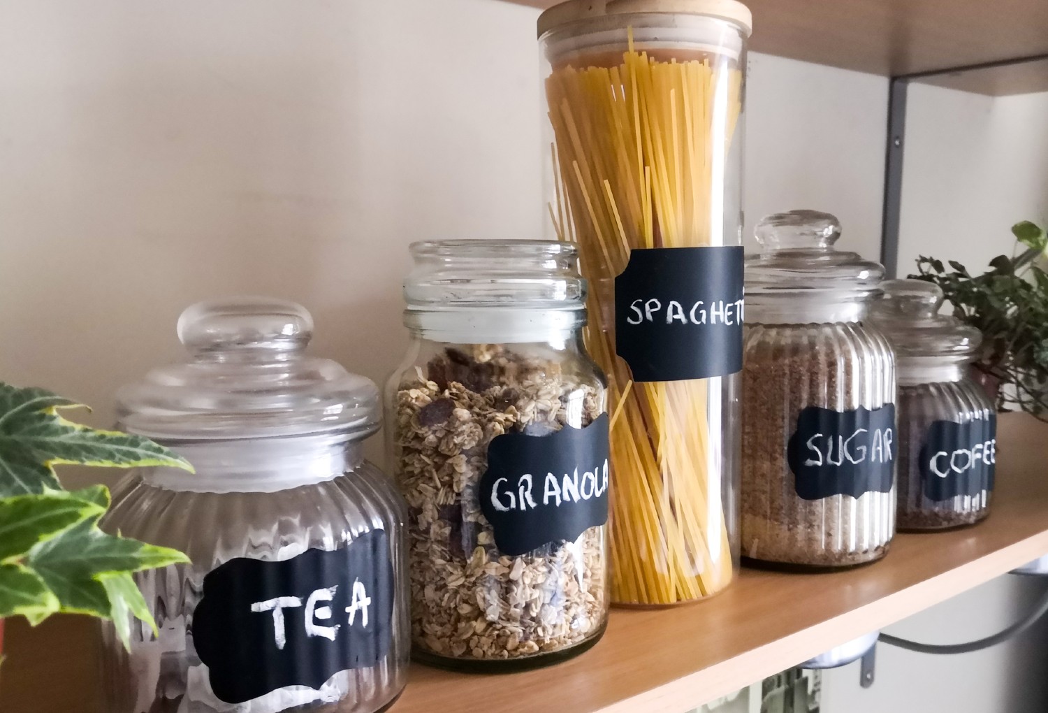 Gläser mit Labels | Credit: iStock.com/Diana Rebenciuc