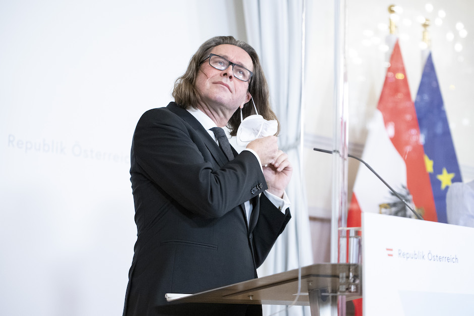 Der Minister nimmt die FFP2-Maske ab