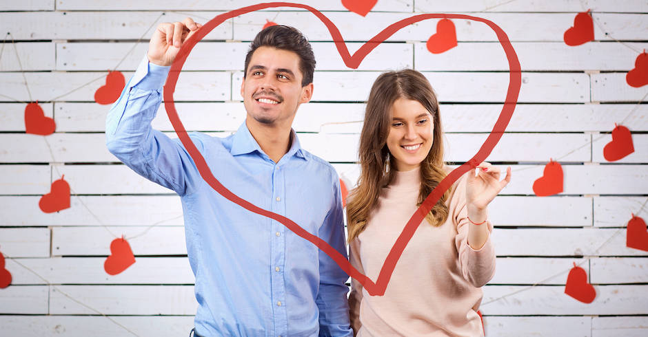 Verliebtes Paar zeichnet ein Herz | Credit: istock.com/Lacheev