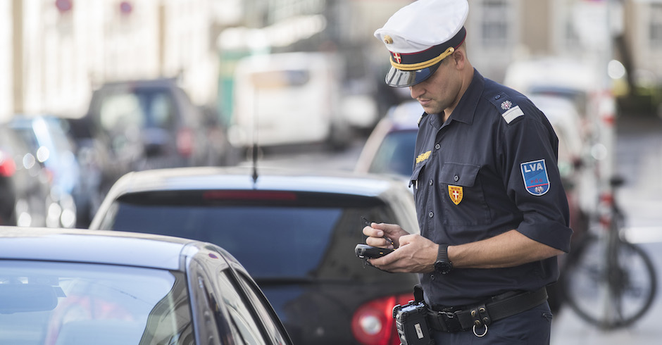 Falschparker wird aufgeschrieben | Credit: Juerg Christandl/KURIER/picturedesk.com