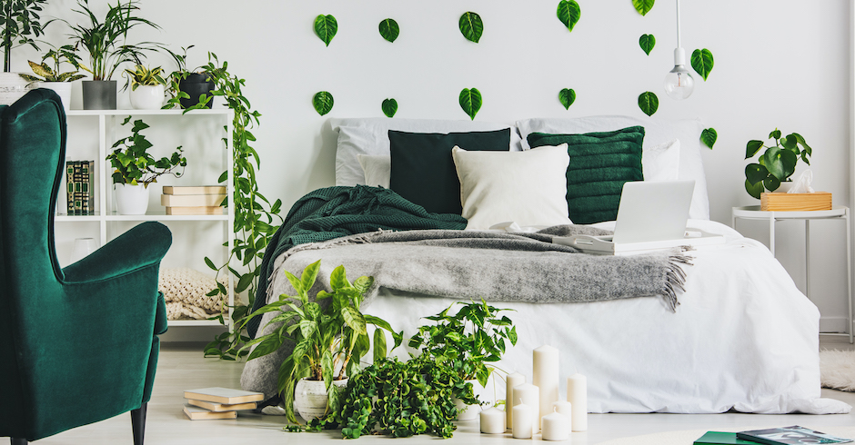 Dekorative Blätter im Schlafzimmer | Credit: iStock.com/KatarzynaBialasiewicz