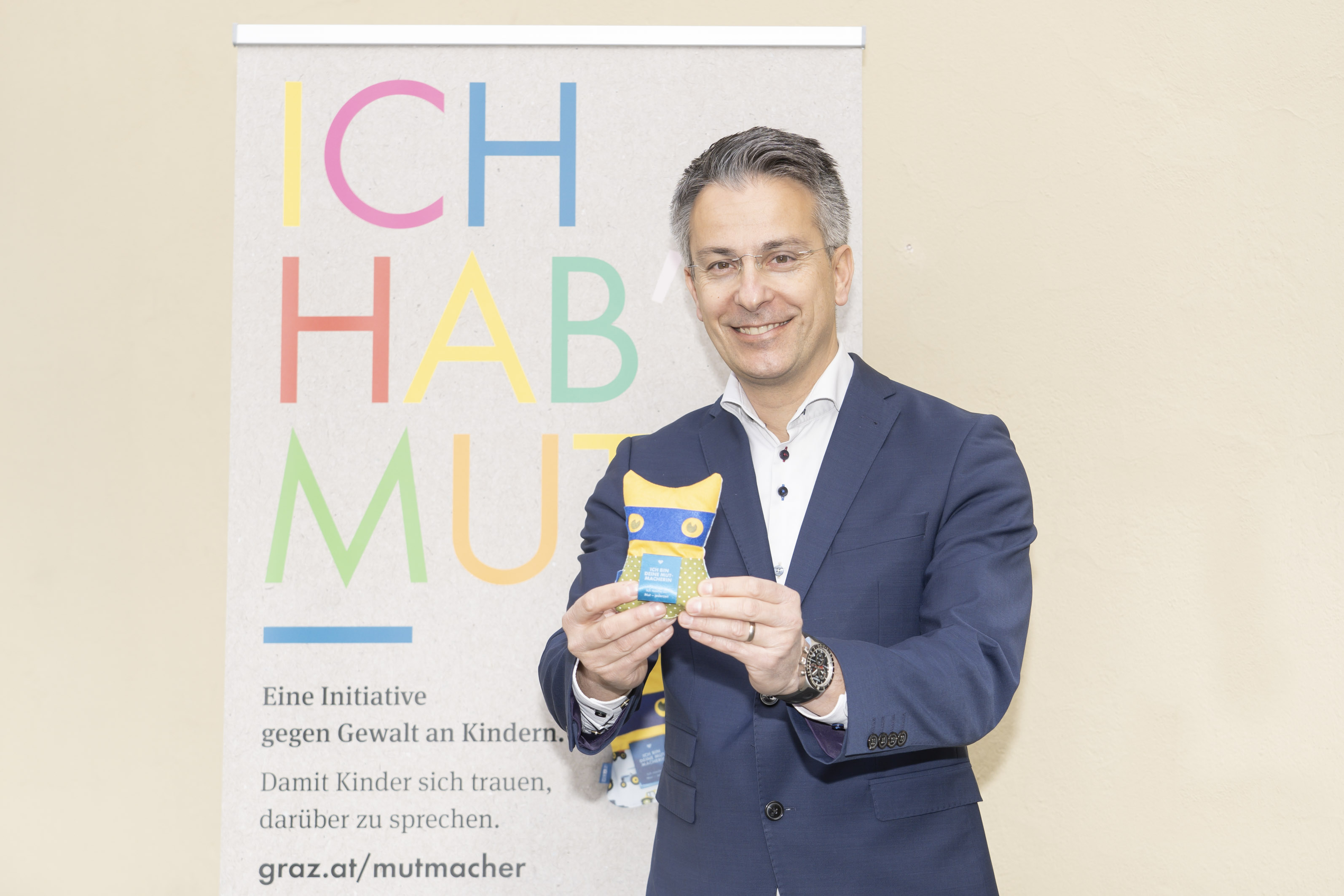 Stadtrat Kurt Hohensinner mit dem „Mutmacher“