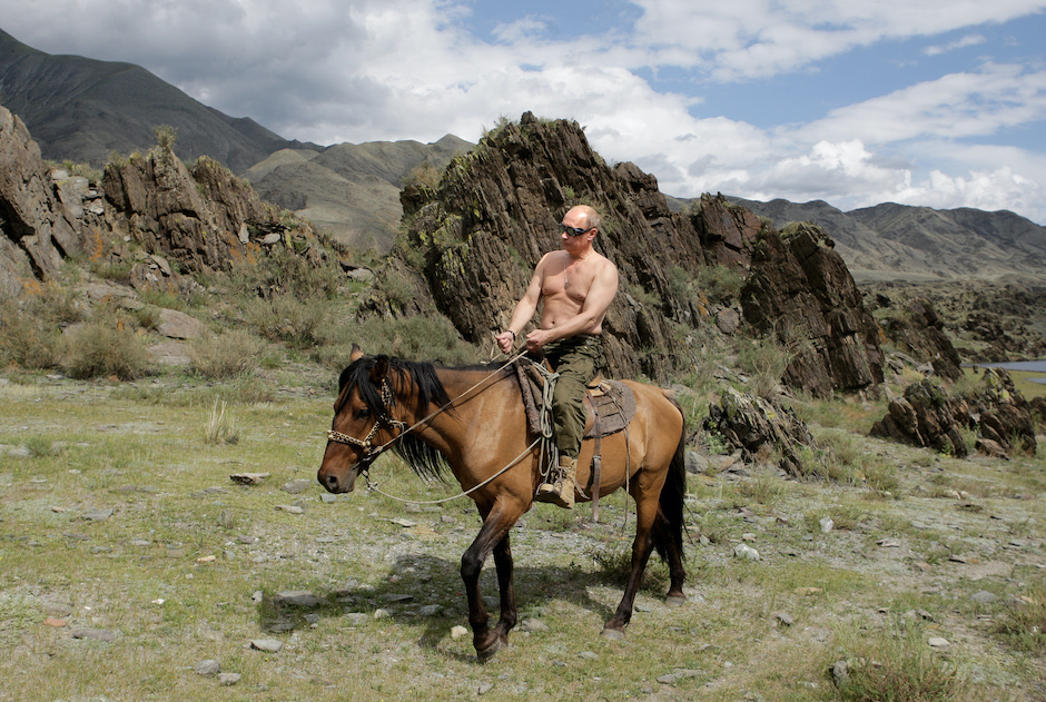 Landschaft, Putin mit nacktem Oberkörper auf Pferd