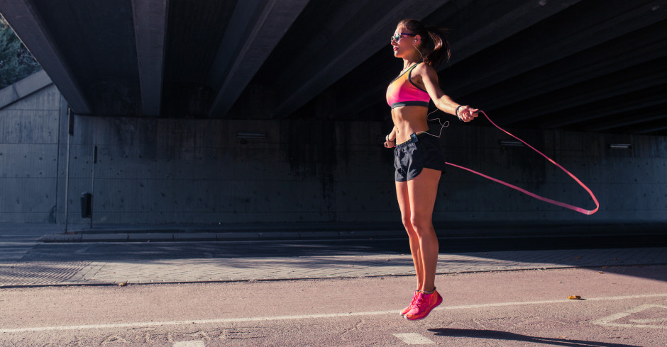 Frau springt mit Sprungseil | Credit: iStock.com/Hi-Photo