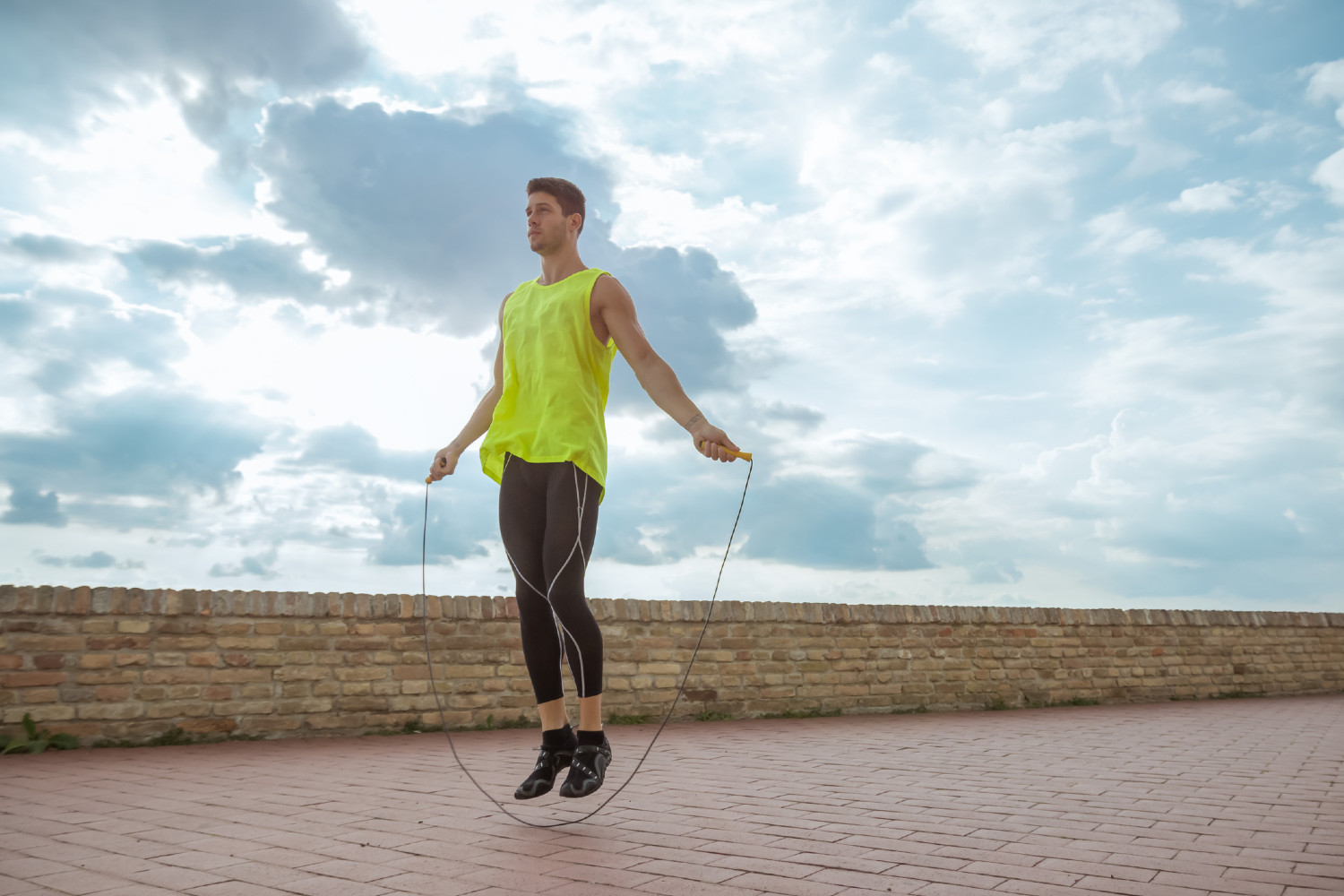 Mann springt mit Springschnur | Credit: iStock.com/HD91239130