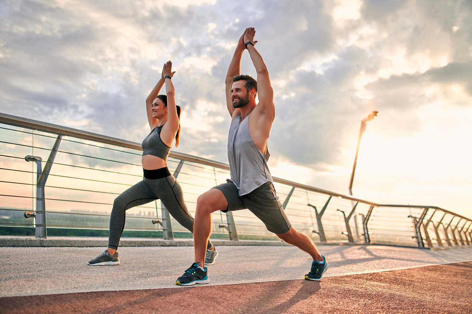 Mann und Frau machen Yoga | Credit: iStock.com/Vasyl Dolmatov