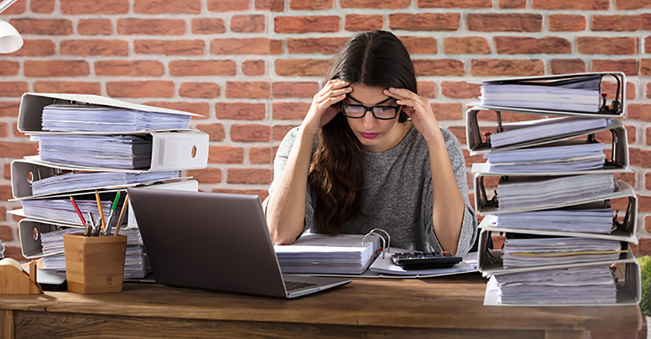 Frau sitzt im Büro | Credit: iStock.com/AndreyPopov
