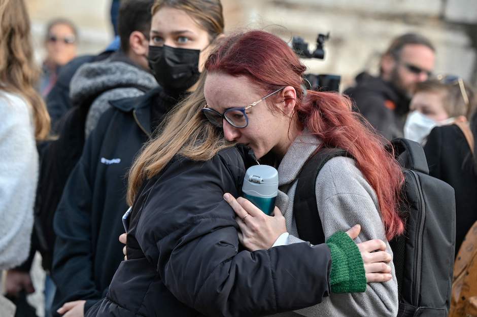 Zwei junge Frau umarmen einander