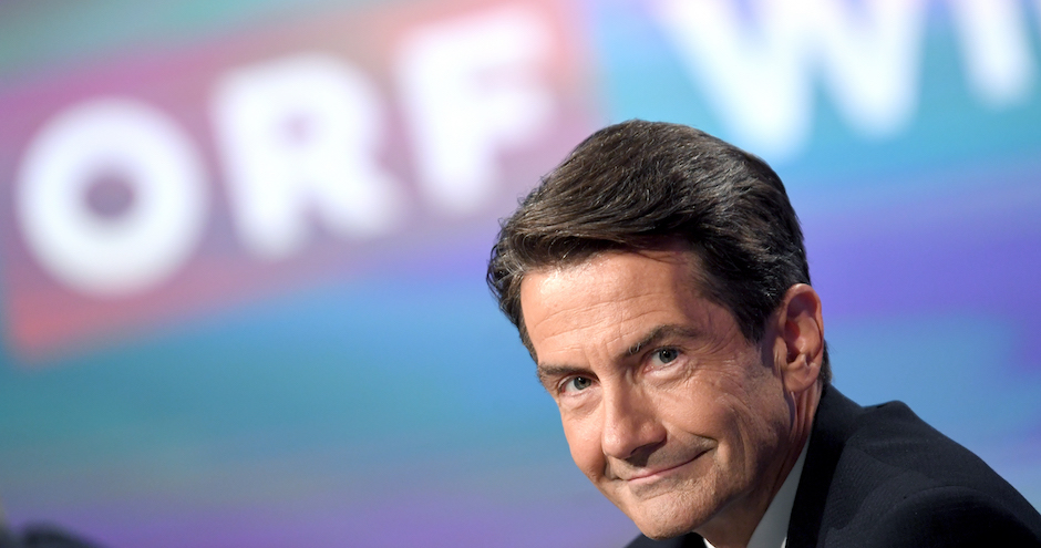 Roland Weißmann vor dem Logo des ORF