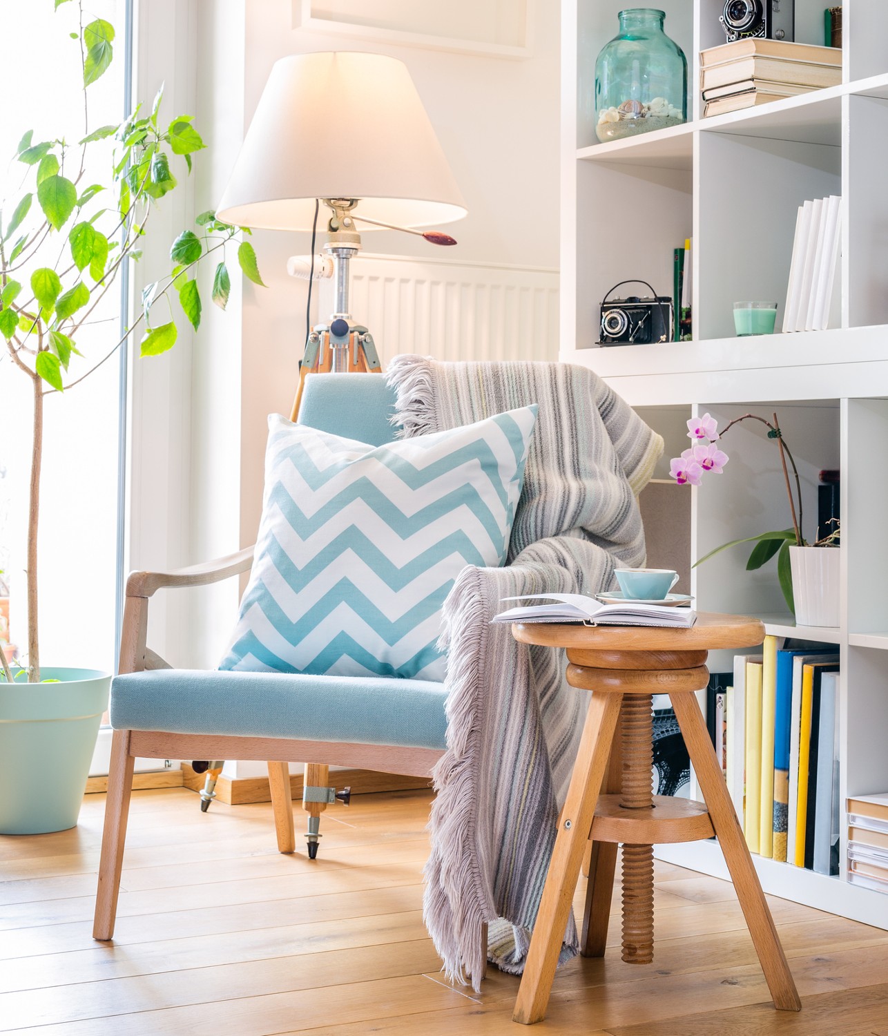 Leseecke im Wohnzimmer | Credit: iStock.com/ellobo1