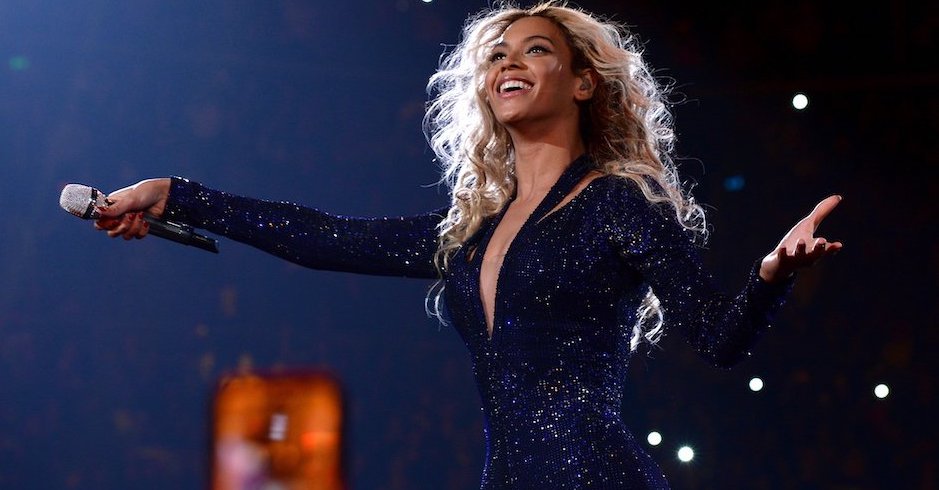 Auf der Bühne, ein mikrofon in die menge haltend