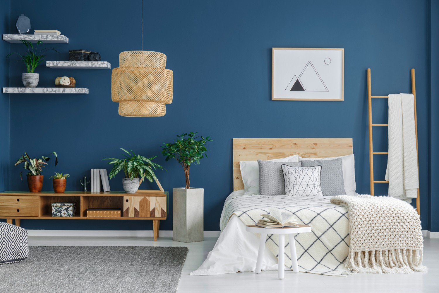 Wandfarbe Blau im Schlafzimmer | Credit: iStock.com/KatarzynaBialasiewicz