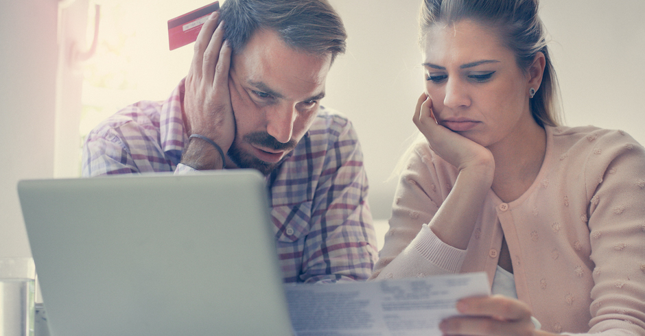 Paar verzweifelt wegen der hohen Wohnkosten | Credit: iStock.com/Liderina