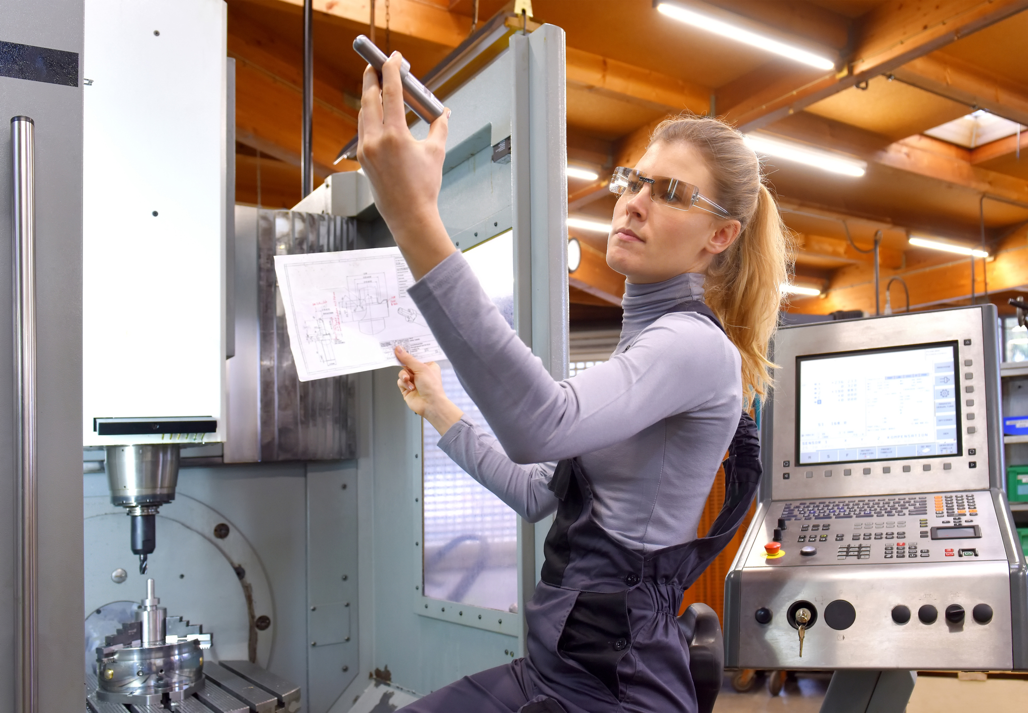 Junge Technikerin | Credit: iStockphoti/Iortie