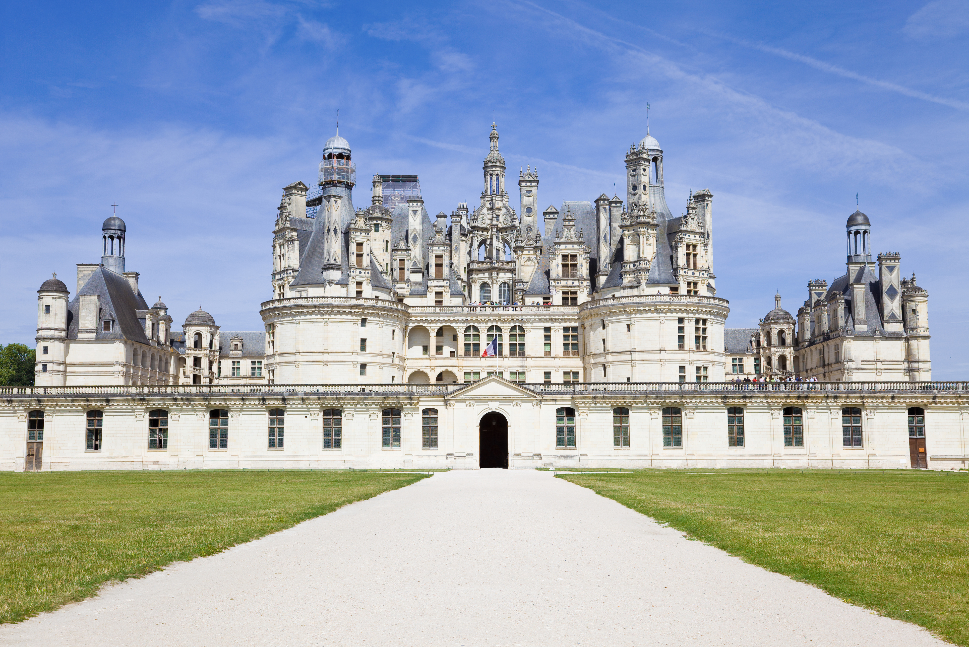 Zufahrt zum Schloss Chambord | Credit: iStock.com/JoseIgnacioSoto