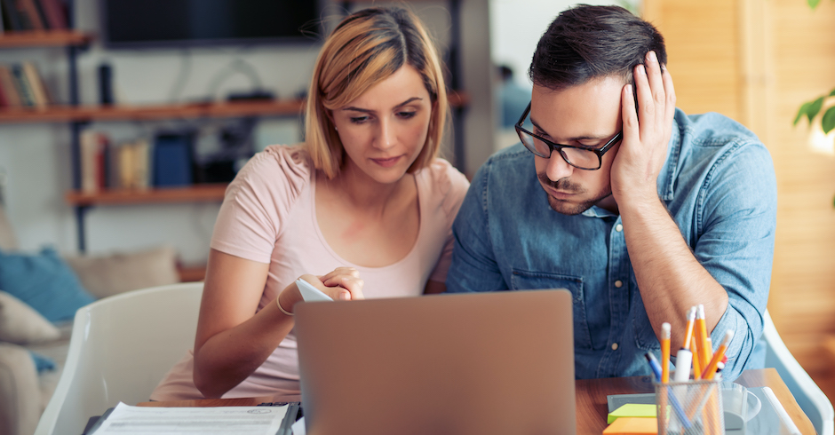 junges Paar diskutiert die Hausfinanzierung | Credit: iStock.com/Ivanko_Brnjakovic