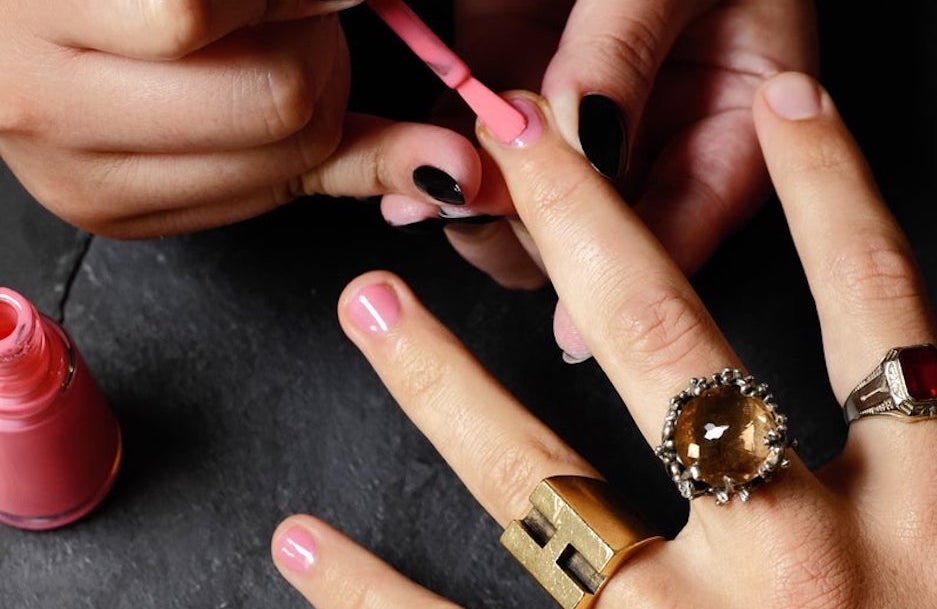 Harry Styles' Fingernägel werden in hellem pink lackiert