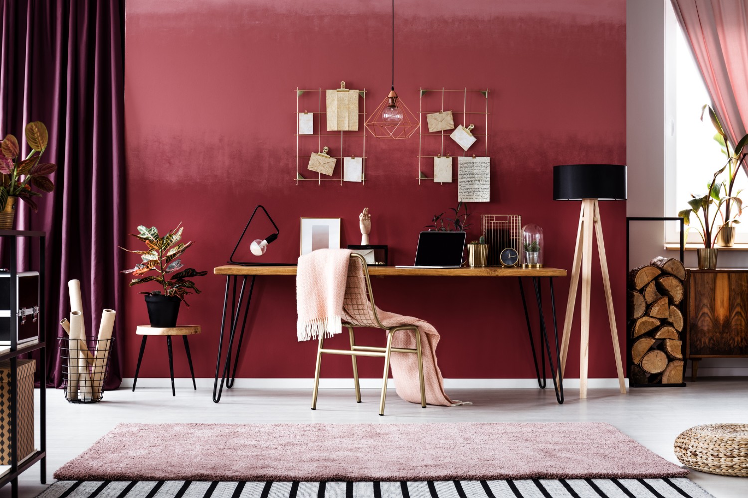 Wandfarbe Rot im Arbeitszimmer | Credit: iStock.com/KatarzynaBialasiewicz