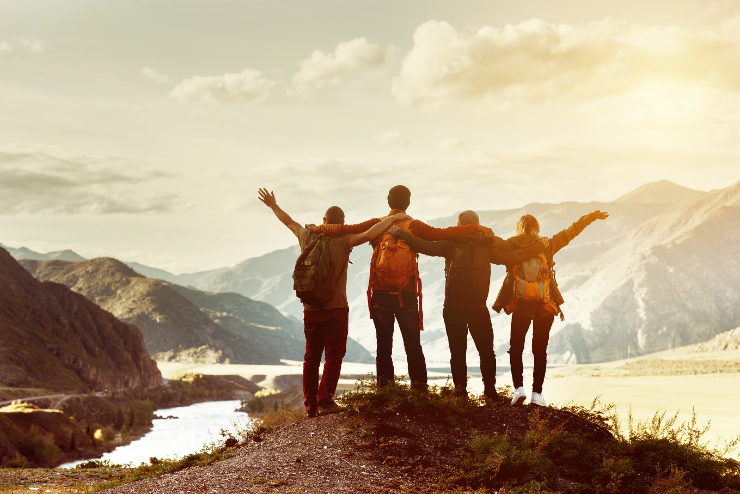 Freunde stehen auf einem Berg | Credit: iStock.com/molchanovdmitry
