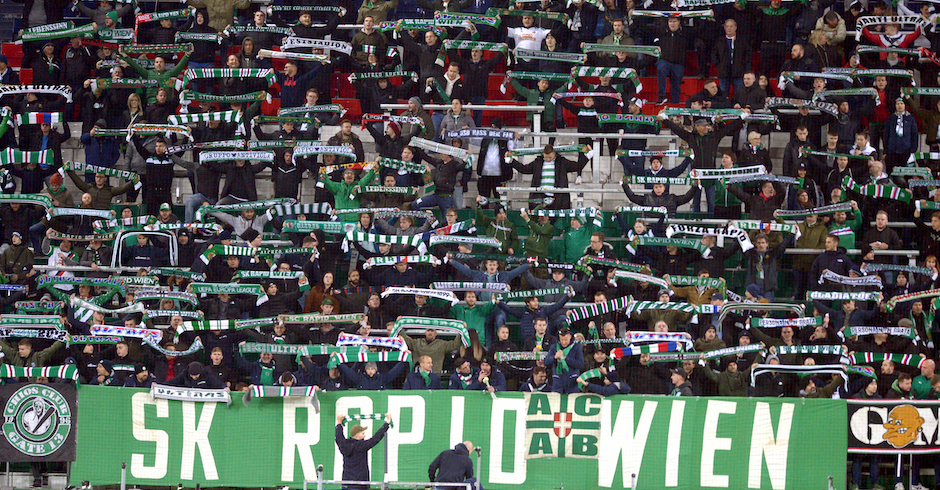 Rapid-Fans im Stadion | Credit: HERBERT PFARRHOFER/APA/picturedesk.com