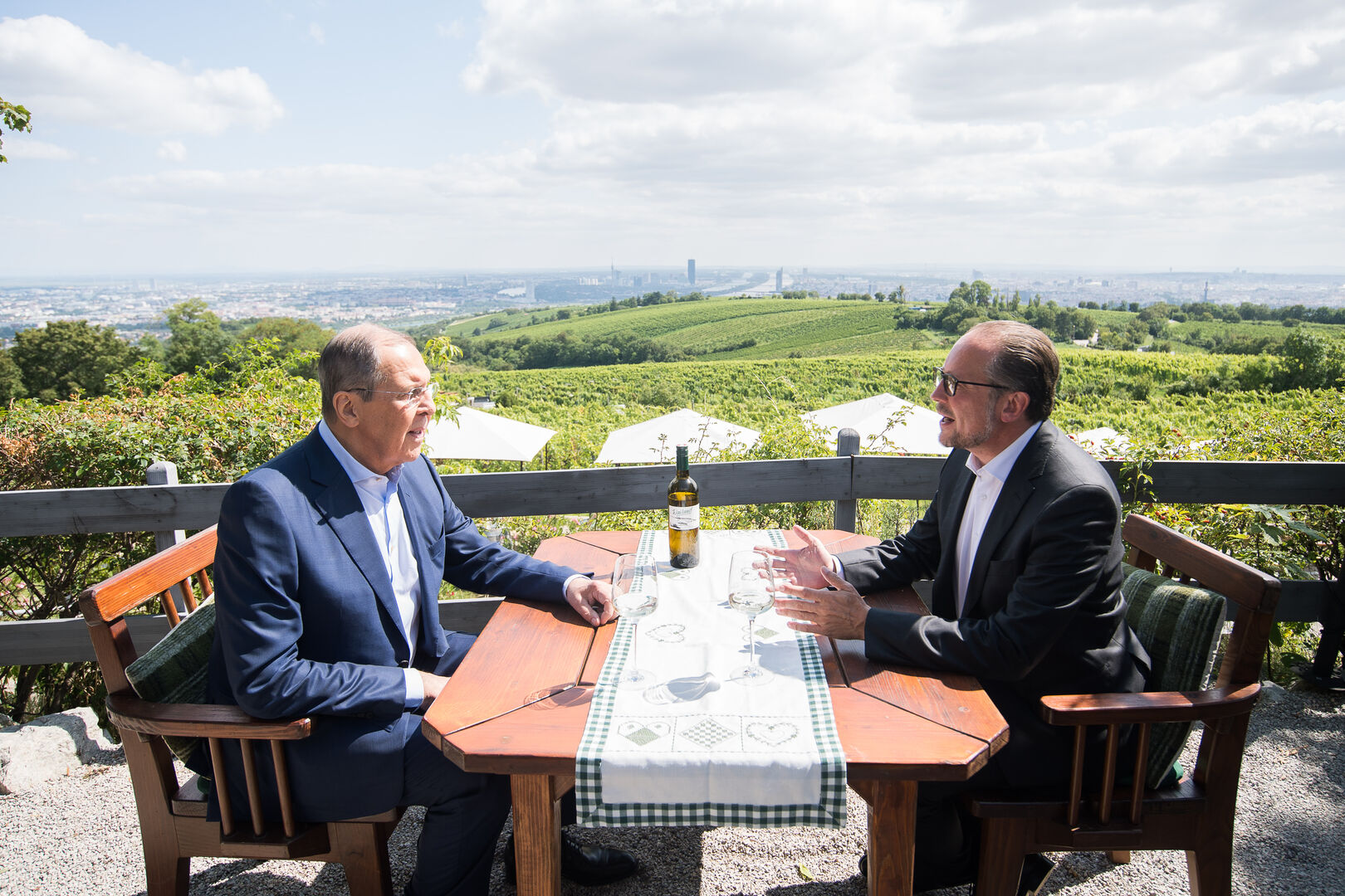 Lawrow und Schallenberg beim Heurigen am Kahlenberg | Credit: MICHAEL GRUBER / APA / picturedesk.com