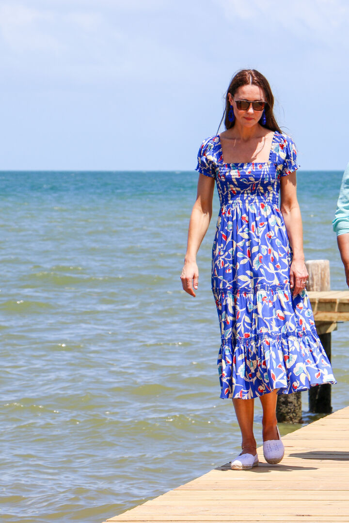 Kate in einem blauen Musterkleid